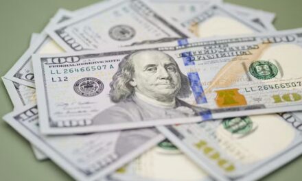 Dólar oscila, com novo pacote de impostos do governo e acordo China-EUA; Ibovespa sobe