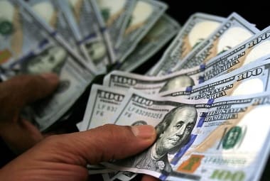 Dólar cai a R$ 5,63, e bolsa sobe após declarações de Lula sobre IOF