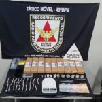 Homem com 20 kg de cocaína e máquina para produzir drogas é preso em ônibus na BR-356