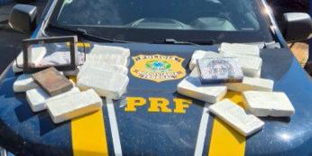 Homem com 20 kg de cocaína e máquina para produzir drogas é preso em ônibus na BR-356