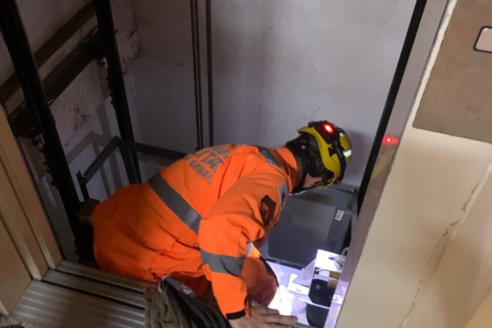 Bombeiros resgatam mulher presa em elevador, em Arcos