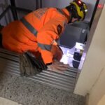 Bombeiros resgatam mulher presa em elevador, em Arcos