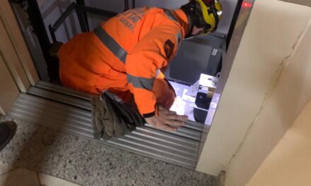 Bombeiros resgatam mulher presa em elevador, em Arcos