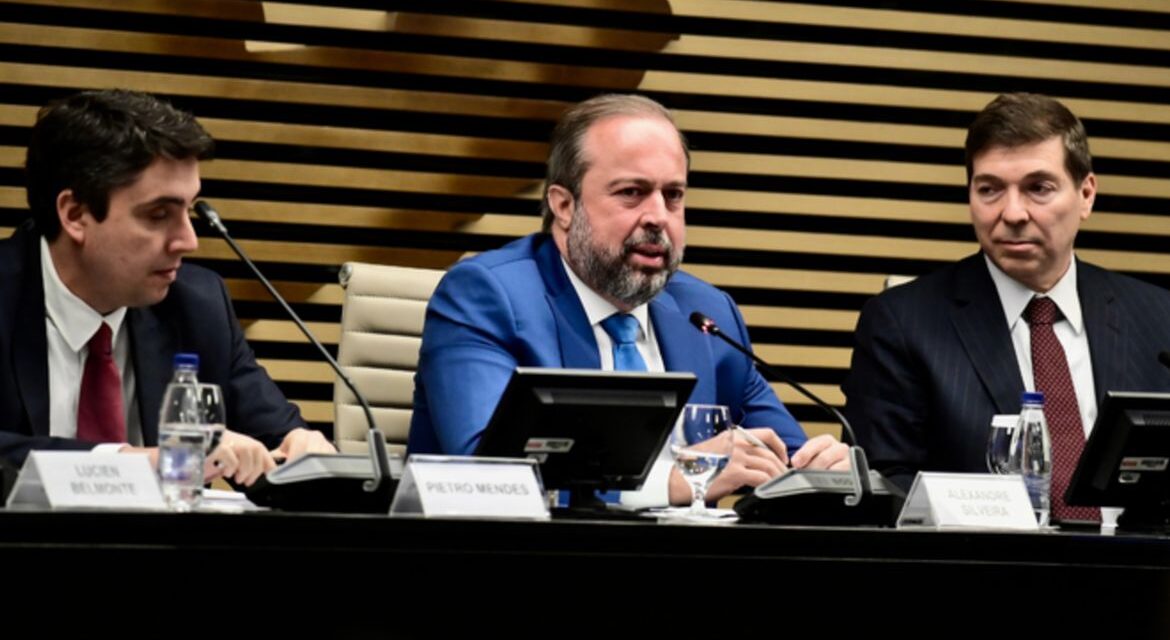 Ministro defende gás mais barato para reindustrialização do país