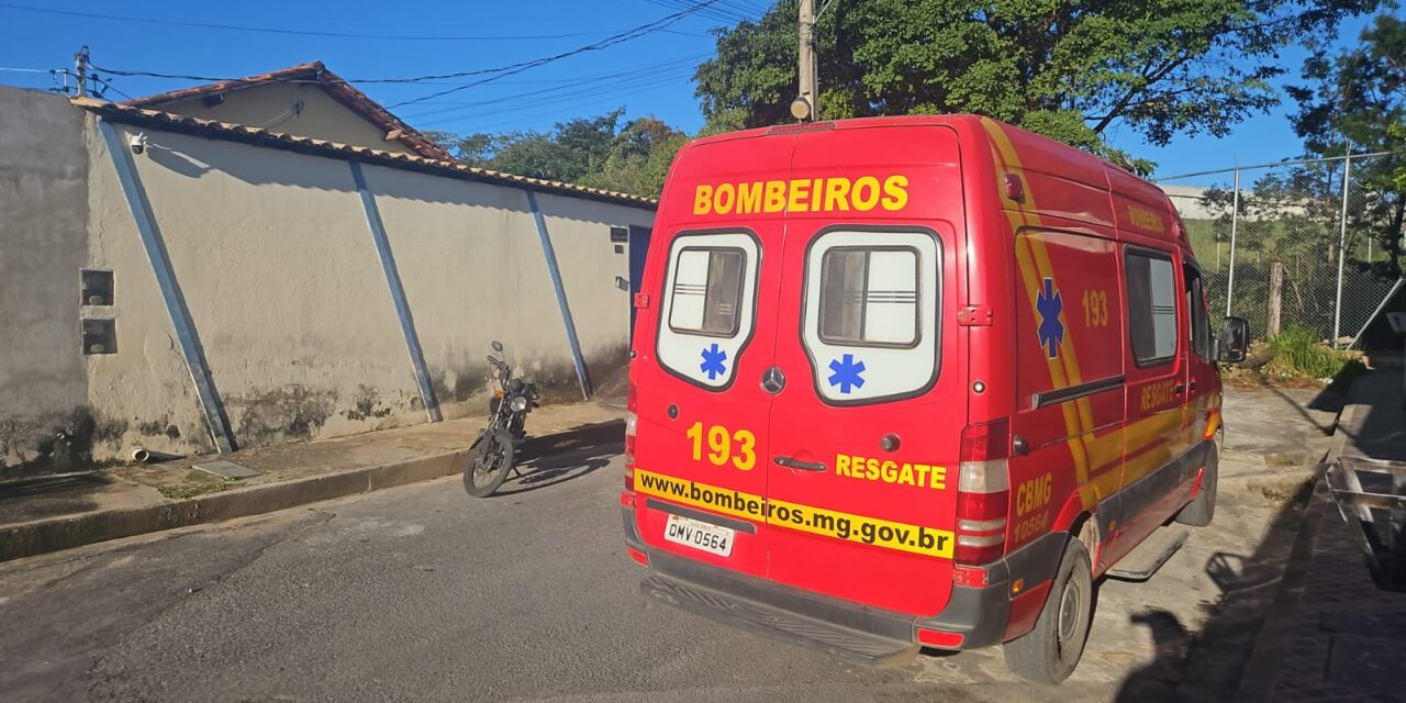 Gestante é socorrida pelos bombeiros após queda de motocicleta em Formiga
