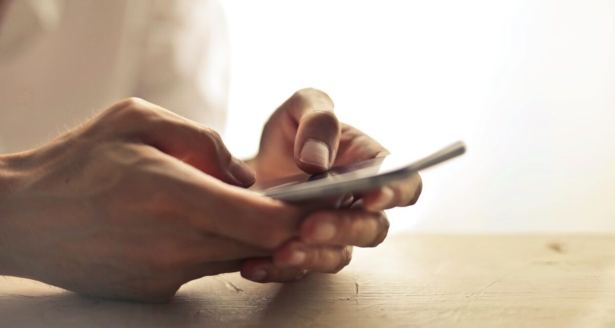 Novo golpe do Pix controla celular e pode limpar sua conta do banco; saiba como se proteger