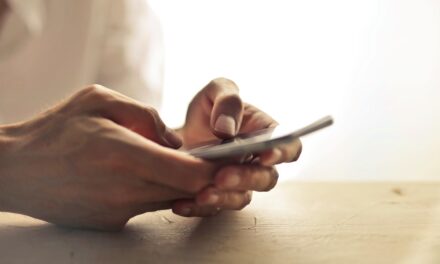 Novo golpe do Pix controla celular e pode limpar sua conta do banco; saiba como se proteger