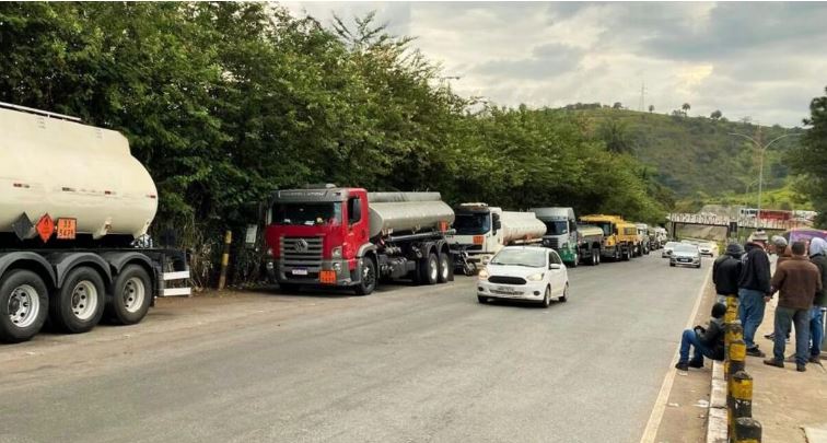 Caminhoneiros entram em greve em Minas e podem afetar distribuição de combustível; acompanhe