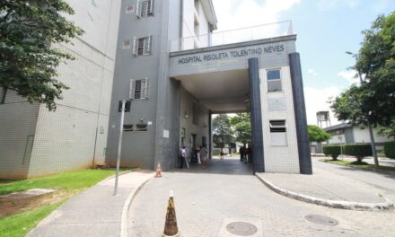 BH: carro desgovernado atropela três pessoas e prensa criança em portão