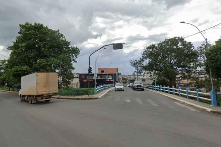 Acidente é registrado no cruzamento das avenidas Paulo Lins e Vereadora Maria Hilda, em Formiga
