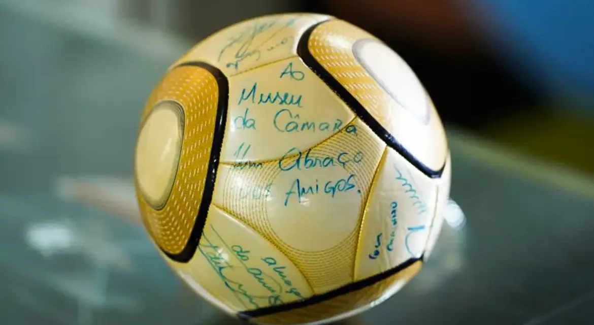 Moraes vota por condenar acusado de furtar bola autografada por Neymar
