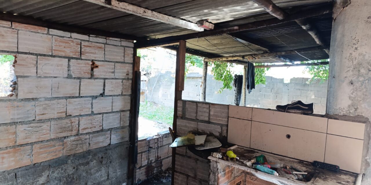 Incêndio foi registrado em residência, em Lagoa da Prata