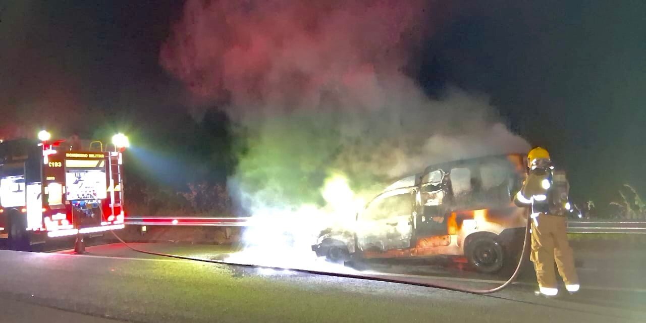 Fiorino pega fogo na BR-381, em Oliveira