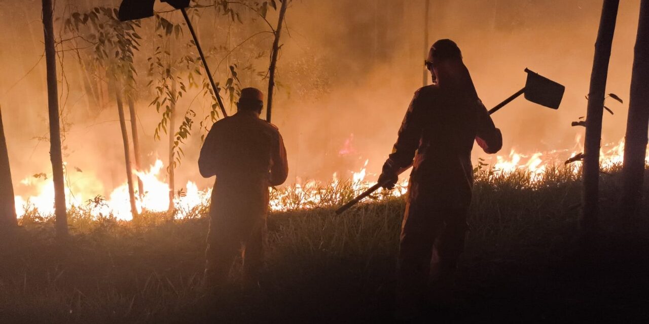 Incêndio mobiliza Bombeiros, em Itapecerica