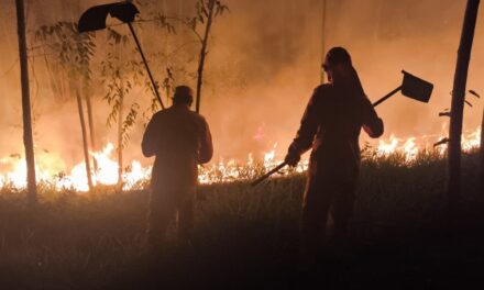 Incêndio mobiliza Bombeiros, em Itapecerica