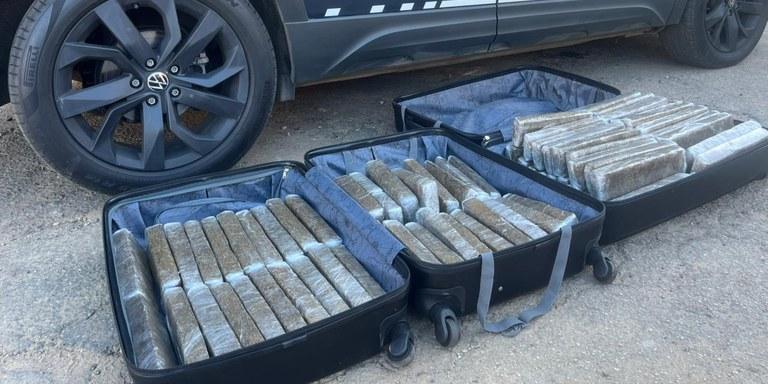 Malas lotadas de barras de maconha são apreendidas em ônibus de viagem na BR-116, em Minas