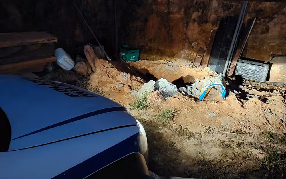 Jovem é preso por suspeita de matar homem de 61 anos e concretar corpo no quintal, em Munhoz