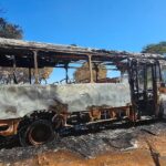 Ônibus escolar com sete crianças pega fogo no Centro-Oeste de Minas; ninguém se feriu