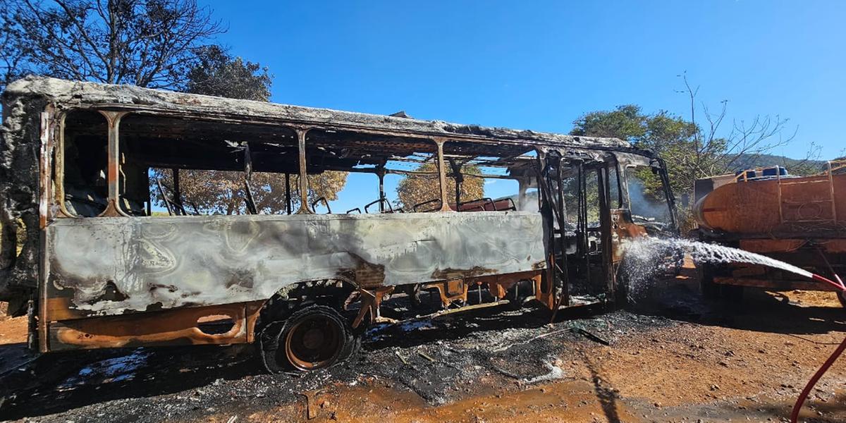 Ônibus escolar com sete crianças pega fogo no Centro-Oeste de Minas; ninguém se feriu