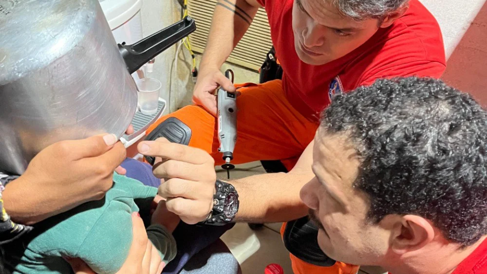 Bombeiros resgatam criança de 2 anos com cabeça presa em panela de pressão em MG
