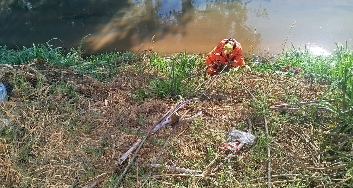Homem é resgatado de barranco por Bombeiros em ação de salvamento na avenida Paulo Lins