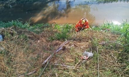 Homem é resgatado de barranco por Bombeiros em ação de salvamento na avenida Paulo Lins