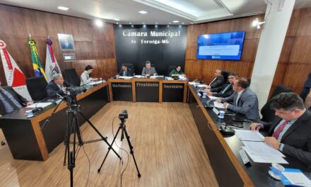 Câmara de Formiga aprova homenagens e transfere plenário para Reunião Solene