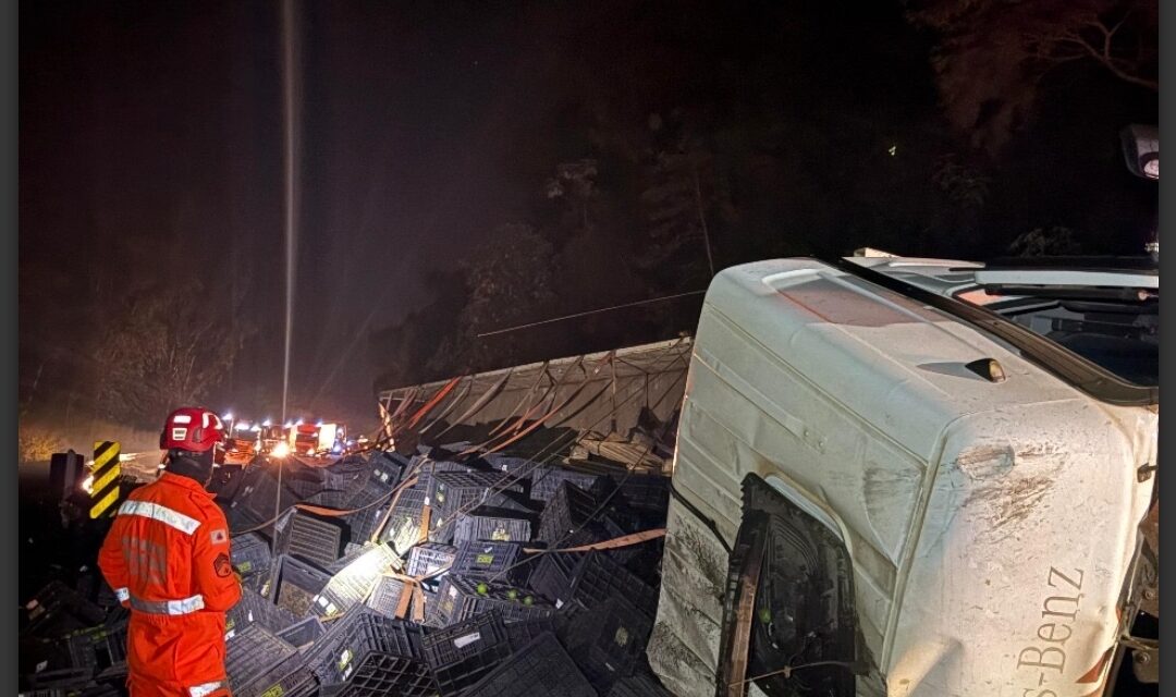 Motorista morre após carreta tombar na MG-050, em Córrego Fundo