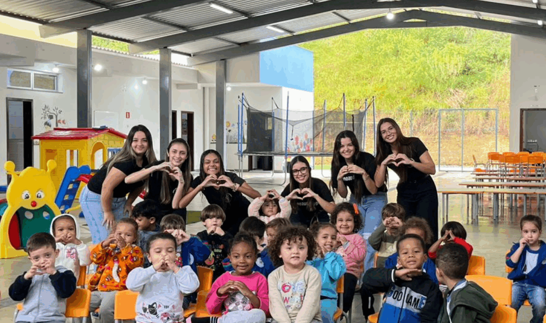 Alunos de Fisioterapia e Fonoaudiologia levam projeto sobre TEA para comunidades escolares