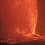 Vulcão entra em erupção no Havaí e lança jatos de lava de 300 metros de altura