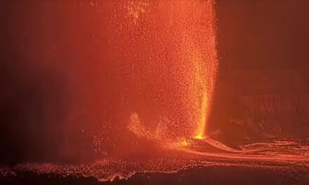 Vulcão entra em erupção no Havaí e lança jatos de lava de 300 metros de altura