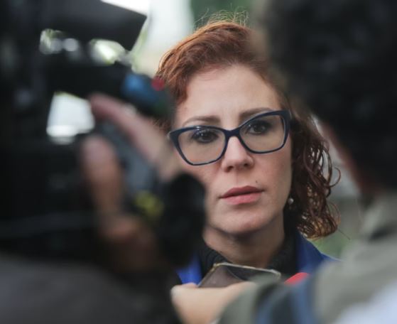 Apesar de condenada pelo STF, Zambelli tem passaporte e pode viajar