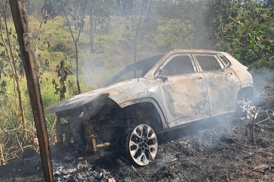 Incêndio em vegetação às margens da BR-354 é causado por capotamento de veículo em Arcos