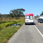 Grave acidente entre carro e moto deixa uma vítima fatal na BR-494, em Divinópolis