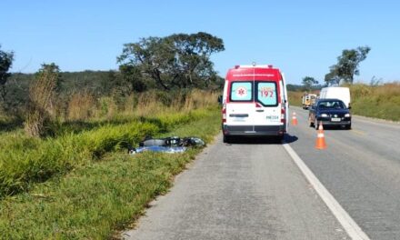 Grave acidente entre carro e moto deixa uma vítima fatal na BR-494, em Divinópolis