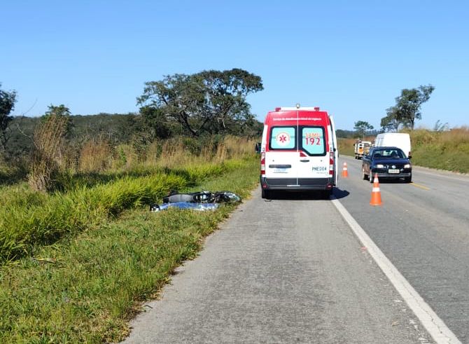 Grave acidente entre carro e moto deixa uma vítima fatal na BR-494, em Divinópolis