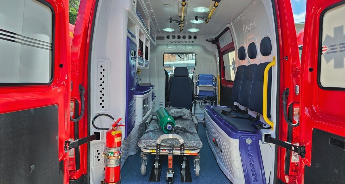 Bombeiros resgatam vítima de queda em valeta de oficina, em Campo Belo