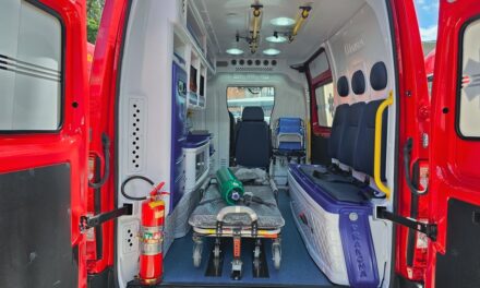 Bombeiros resgatam vítima de queda em valeta de oficina, em Campo Belo