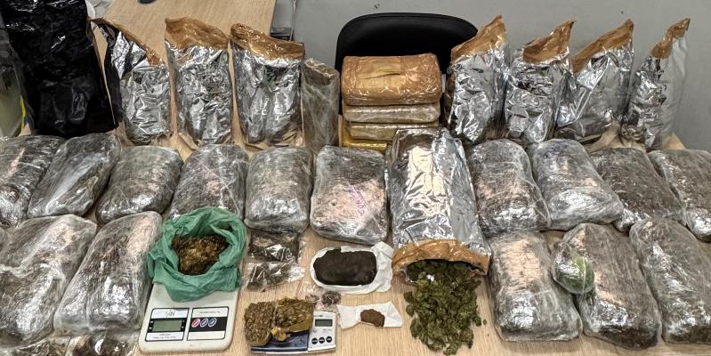 Polícia apreende 20 kg de skunk, 4 carros roubados e prende 5 suspeitos em BH