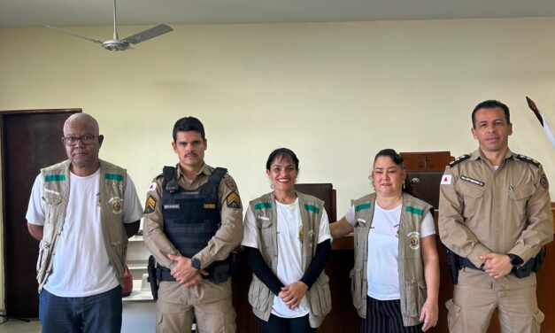 Comissariado de Menores e PMMG se reúnem com pais e adolescentes, em Arcos