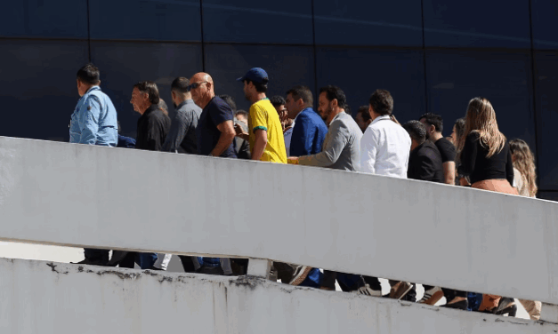 Bolsonaro sobe a rampa do Palácio Tiradentes para encontro com vice-governador