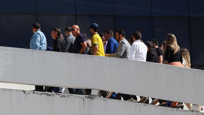 Bolsonaro sobe a rampa do Palácio Tiradentes para encontro com vice-governador