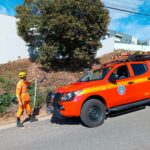 Bombeiros realizam vistorias em lotes vagos para promover a prevenção de incêndios, em Campo Belo
