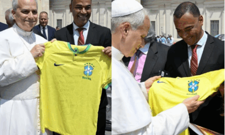 Cafu presenteia papa Leão XIV com camisa da Seleção Brasileira.