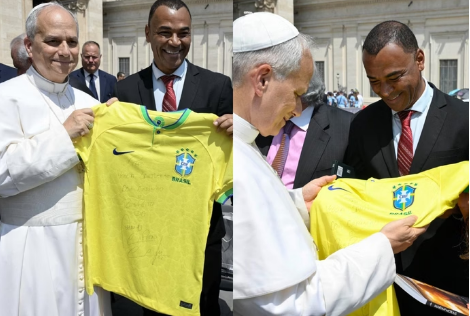 Cafu presenteia papa Leão XIV com camisa da Seleção Brasileira.