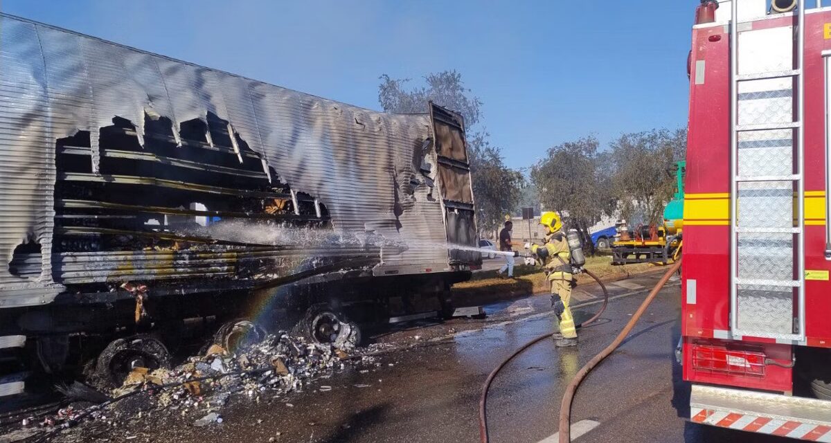 Caminhão pega fogo, e BR-381 é interditada no sentido Belo Horizonte