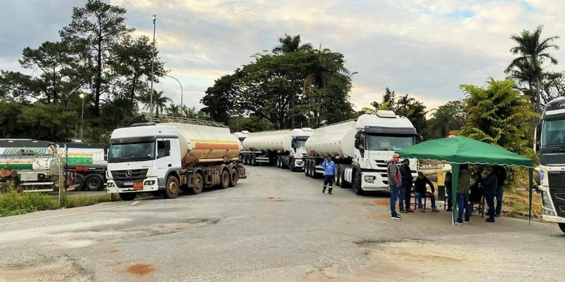 Greve dos caminhoneiros chega ao fim em Betim após um dia de paralisação