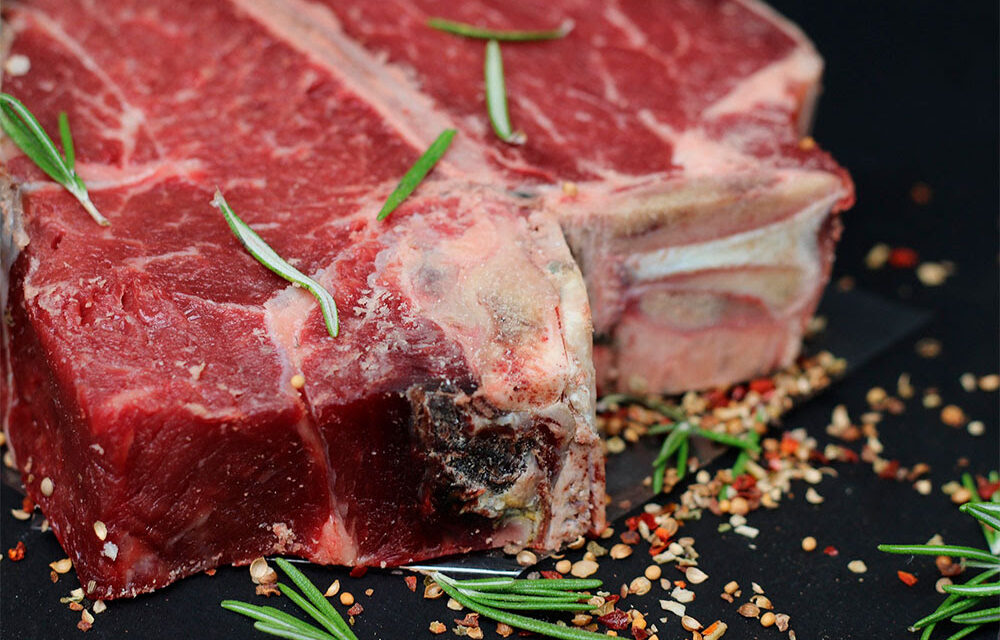 TJMG nega indenização a consumidor que ingeriu carne vencida comprada com validade próxima