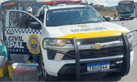 BH: 140kg de carne moída estragada são encontrados em carro com pneus carecas e retrovisor quebredo
