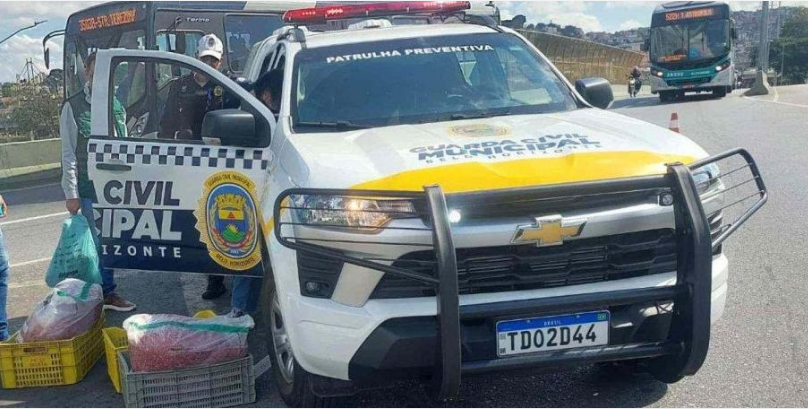 BH: 140kg de carne moída estragada são encontrados em carro com pneus carecas e retrovisor quebredo